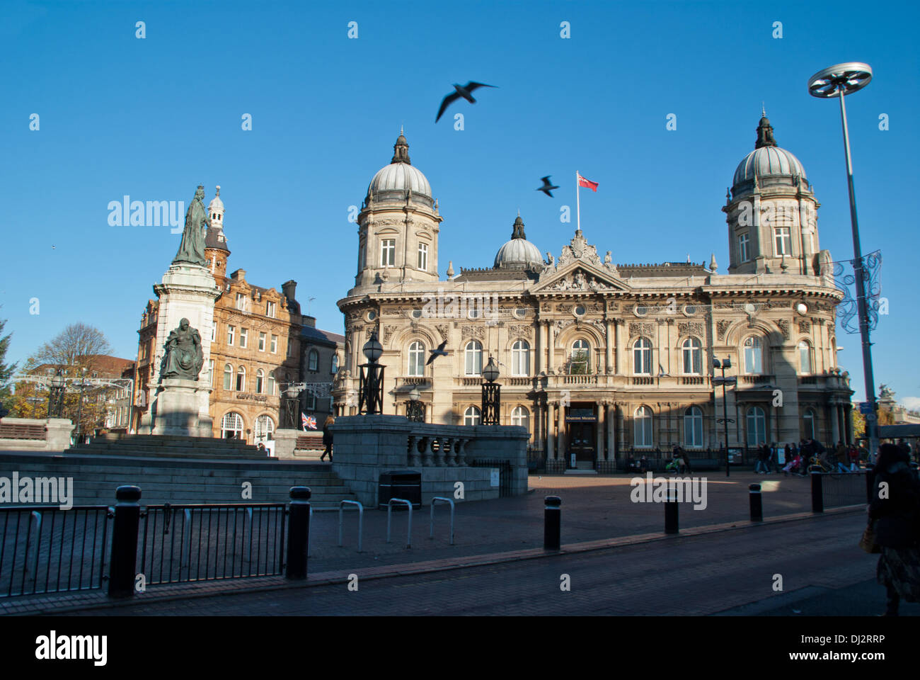 Hull, UK, 19. November 2013. Queen Victoria Square Rumpf in der Sonne am Dienstag 19. November am Tag vor der Ankündigung, die Hull UK Stadtkultur im Jahr 2017 werden mußte. Auf der linken Seite ist das Denkmal für Königin Victoria, im Hintergrund ist The Docks Stadtmuseum, ehemals die Dock-Büros, einem der eine Reihe von beeindruckenden Gebäude in Hull. Bildnachweis: CHRIS BOSWORTH/Alamy Live-Nachrichten Stockfoto