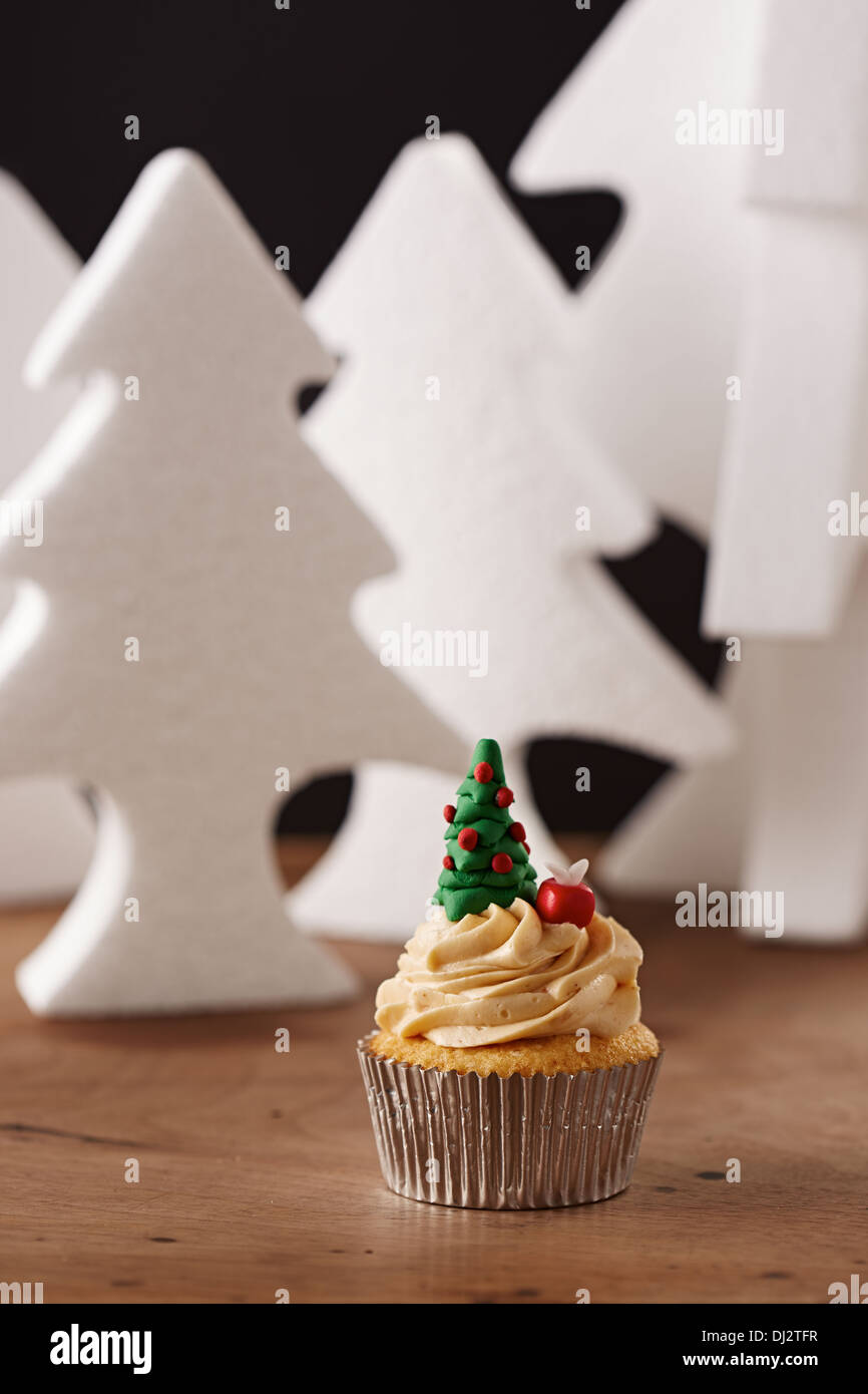 Weihnachtsbaum-Cupcake auf weißem Hintergrund der Xmas-Bäume Stockfoto