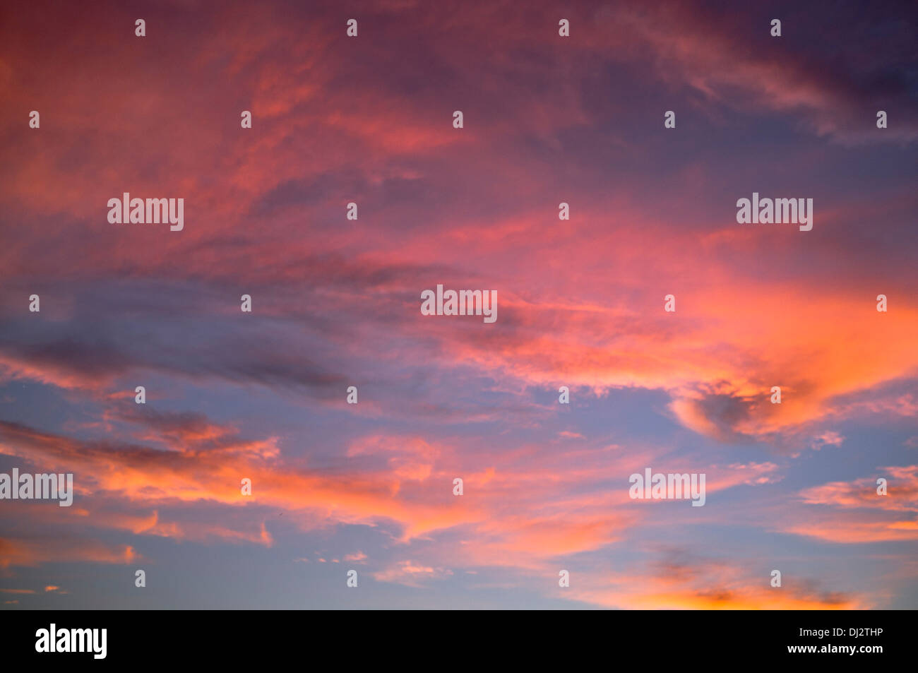 dh Sonnenuntergang HIMMEL WETTER Rote Wolke Sonnenuntergang blauer Himmel über Lanzarote Dämmerung Wolken Sonnenuntergang dramatische Inseln orange Wolkenlandschaft klarer Hintergrund kanarische Insel Stockfoto