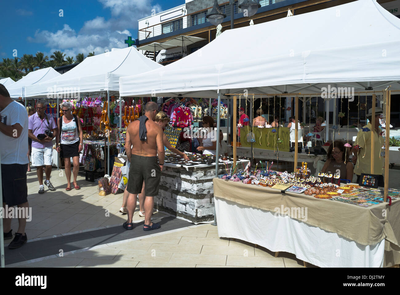 Dh Markt PUERTO CALERO LANZAROTE Touristische shopping Marktstände Puerto Calero Markt im Freien Urlaub Stockfoto