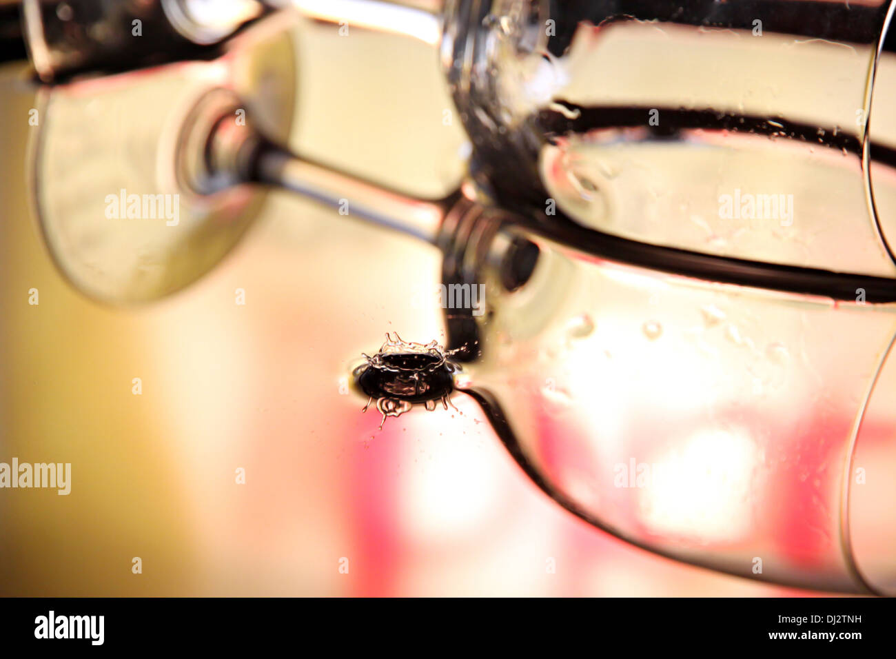 Closeup, bunte Bilder von Wassertropfen und schöne Form im Becken. Stockfoto