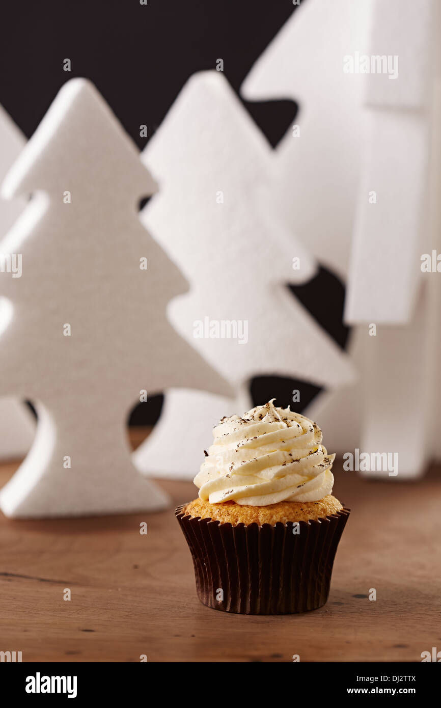 Vanille Cupcake auf weiße Weihnachten-Bäume-Hintergrund Stockfoto