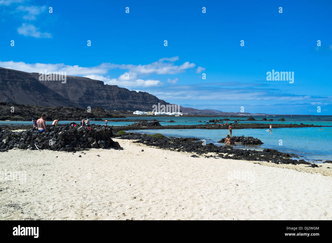 dh Kanarische Inseln Strand ORZOLA LANZAROTE Touristen Sonnenbaden weißen Sandstränden Sand Inselbewohner Urlaub Stockfoto