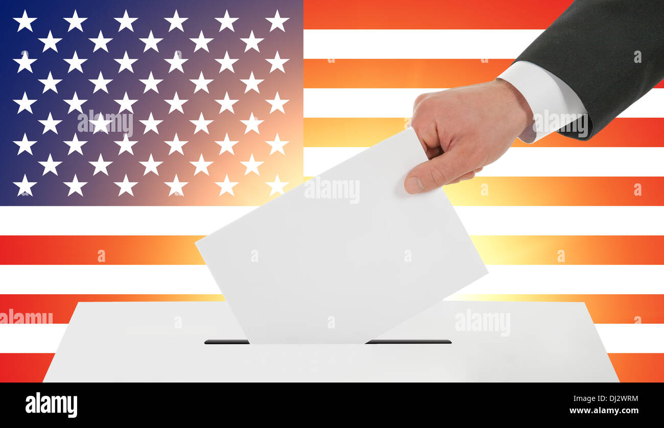 Die Hand des Mannes auf dem Stimmzettel Stockfoto