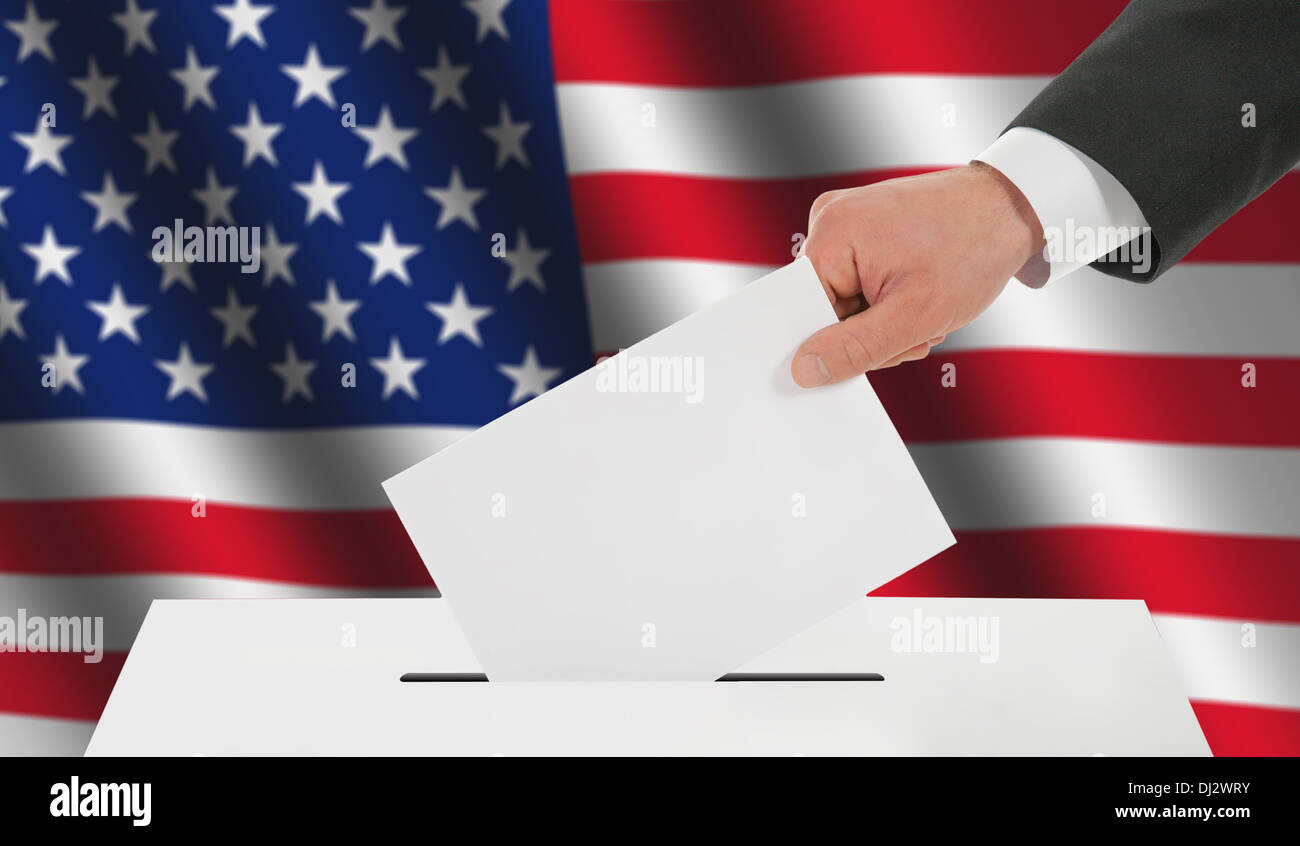 Die Hand des Mannes auf dem Stimmzettel Stockfoto