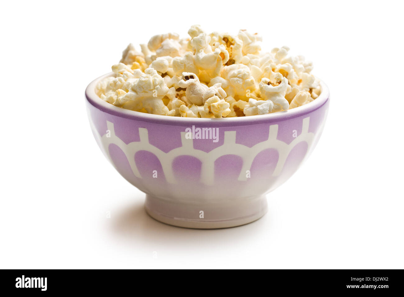 Popcorn in Keramikschale auf weißem Hintergrund Stockfoto