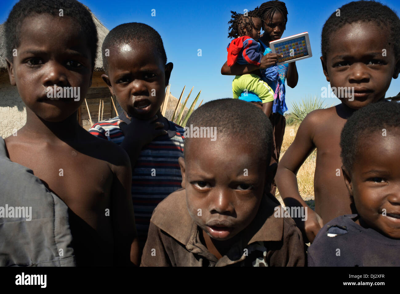 Eine Gruppe von indischen Kindern posieren für die Kamera auf Lager Batawana. In der Nähe von Camp Eagle Island Camp von Orient-Express. Stockfoto