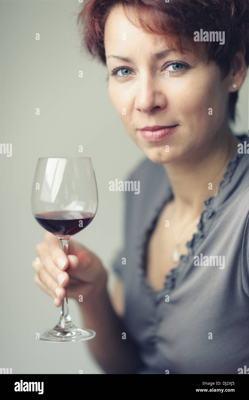 junge Frau mit einem Glas Rotwein Stockfoto