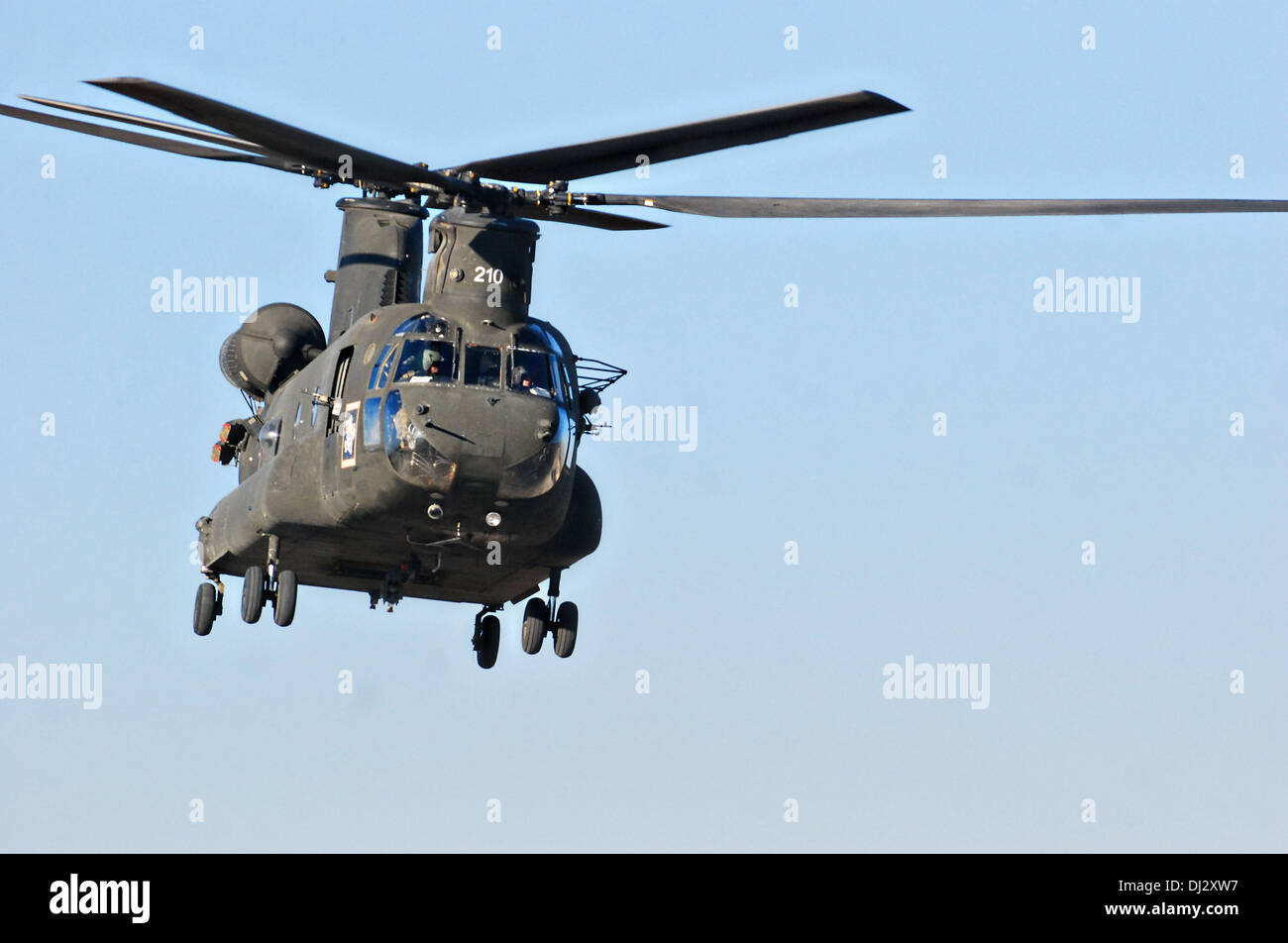 Ein US-Army CH-47F Chinook-Hubschrauber hebt ab auf einer Mission, 12. November 2013 auf Forward Operating Base Fenty in der Provinz Nangarhar, Afghanistan. Stockfoto