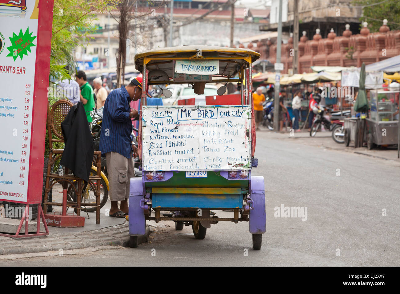 Hinten ein Tuktuk zeigt die wichtigsten Sehenswürdigkeiten in Phnom Penh, Kambodscha Stockfoto