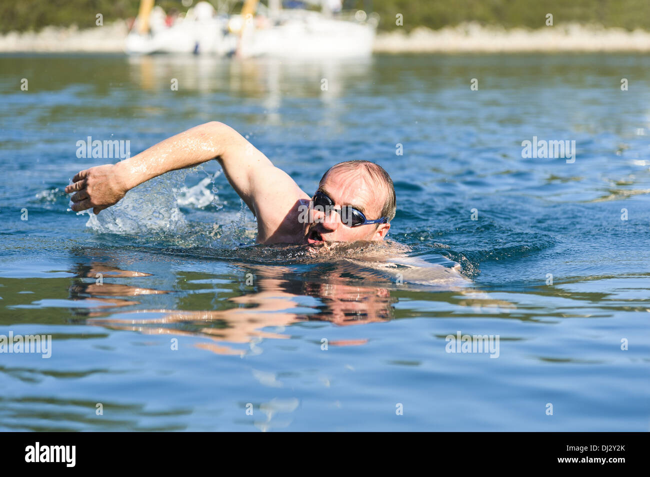 Senior schwimmen an der kroatischen Küste Stockfoto