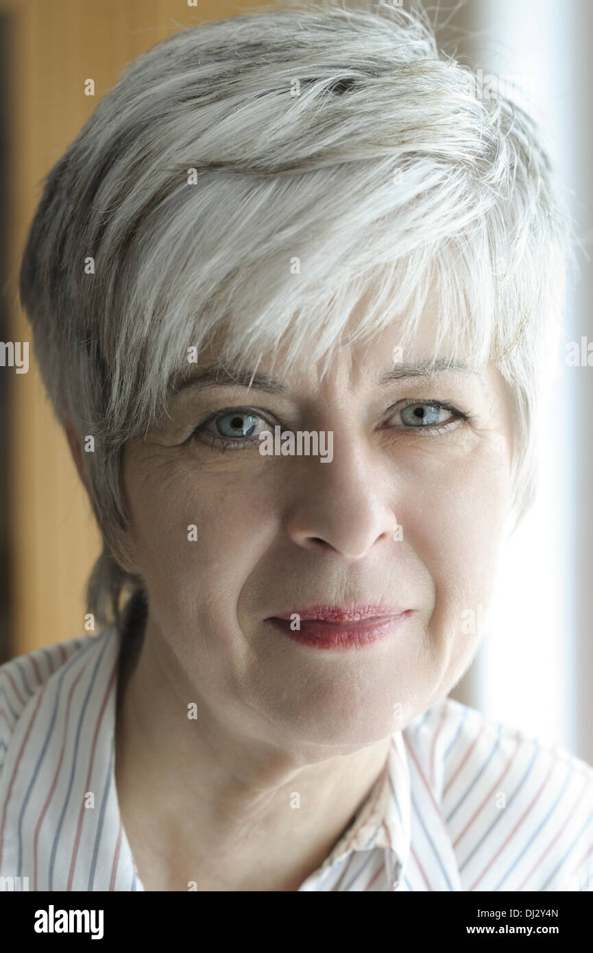 Portrait einer älteren Dame mit grauen Haaren Stockfoto