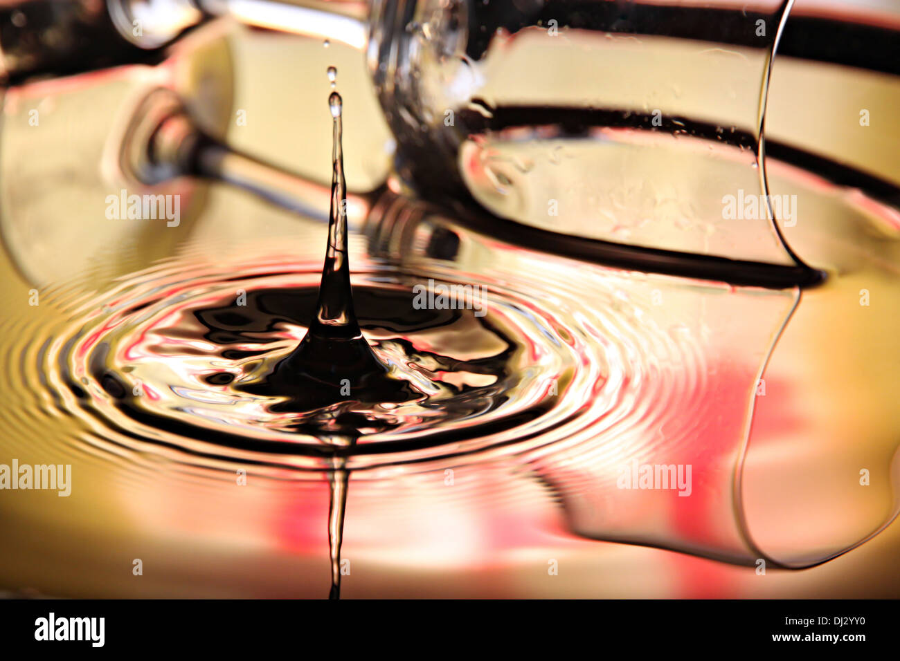 Closeup, bunte Bilder von Wassertropfen und schöne Form im Becken. Stockfoto