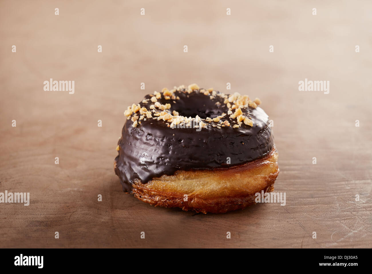 Schwarze Schokolade gefüllte Croissant und Donut Mischung auf Holztisch Stockfoto