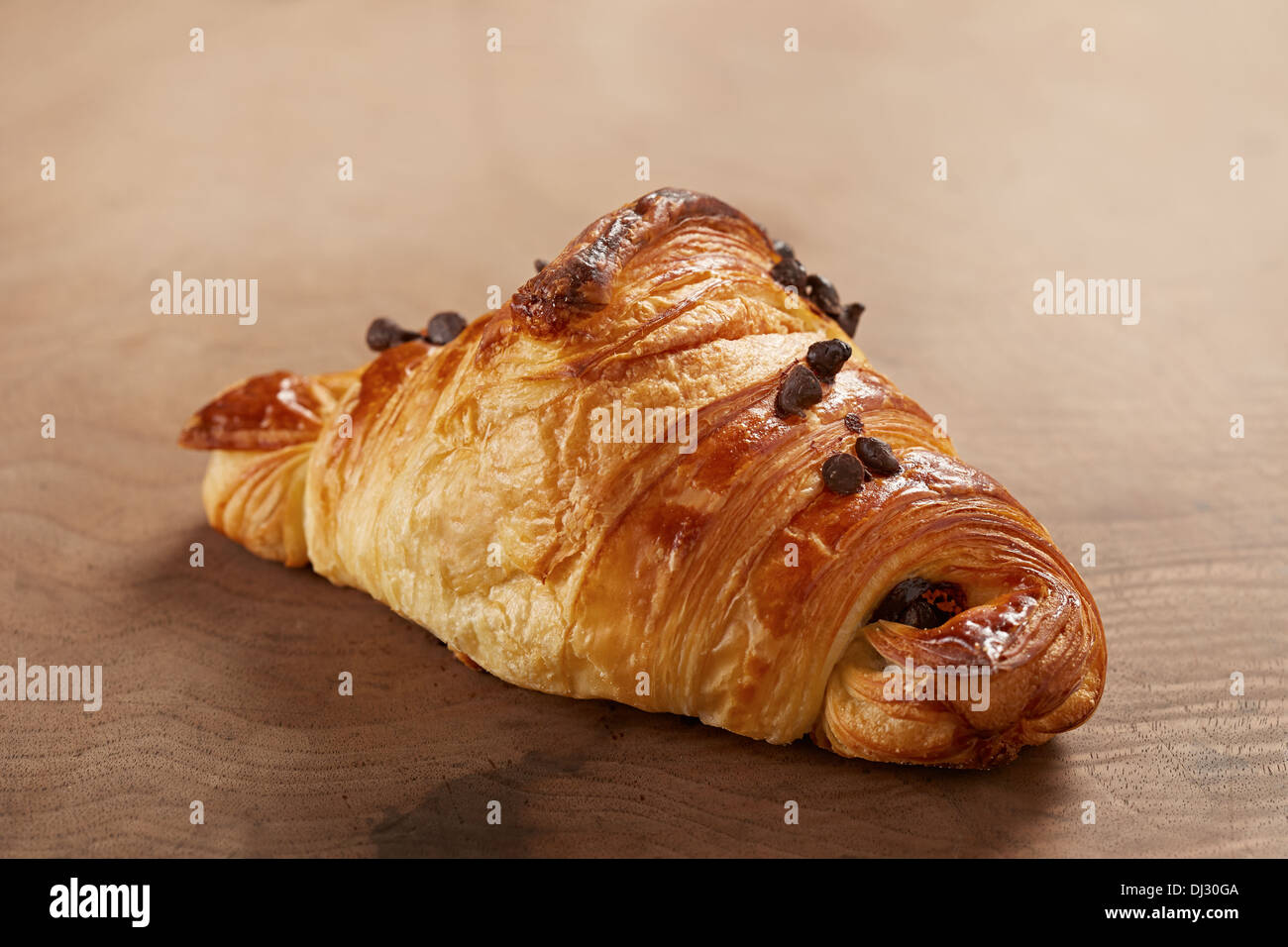 Französische Butter und Schoko-Croissant auf Holztisch Stockfoto