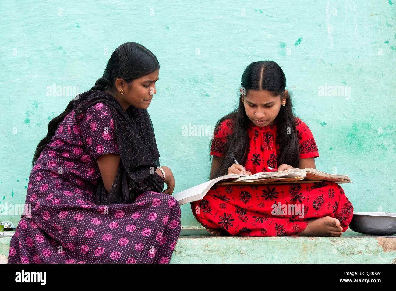 Teenager Indianerdorf Mädchen Schulbuch Englisch schriftlich. Andhra Pradesh, Indien Stockfoto