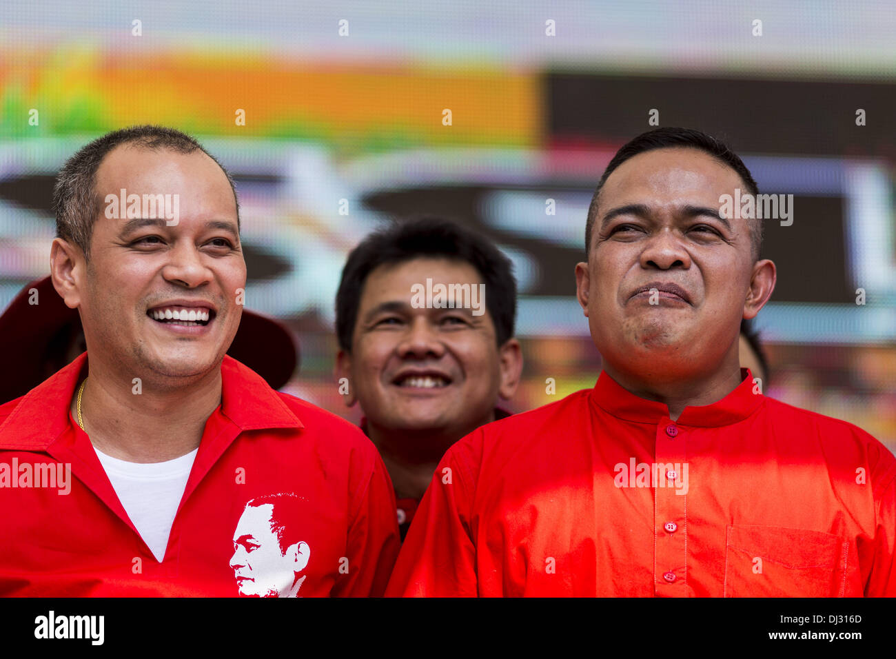 Bangkok, Thailand. 20. November 2013. NATTAWUT SAIKUA (links) und JATUPORN PROMPAN, Kern-Führer der Red Shirts und Abgeordneten des Parlaments in die Pheu Thai Partei bei einer Kundgebung in Bangkok. Tausende von Red Shirts liefern Unterstützer der Pheu Thai Partei in Thailand, versammelten sich im Rajamangala-Stadion in vorstädtischen Bangkok zu hören das thailändische Verfassungsgericht Urteil sein Urteil gegen die Regierung. Das Gericht entschied, dass die jüngsten Bemühungen der Regierung, eine Decke Amnestie Gesetz der thailändischen Verfassung verletzt aber das Gericht nicht die Partei aufzulösen oder die Auflösung des go Stockfoto