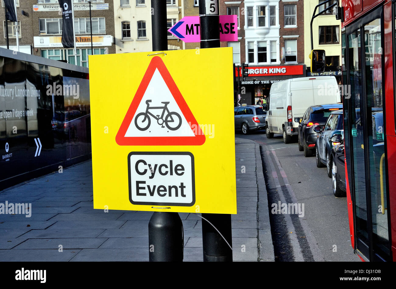 Straße Zeichen zu informieren, von einem Zyklus-Event in London Stockfoto