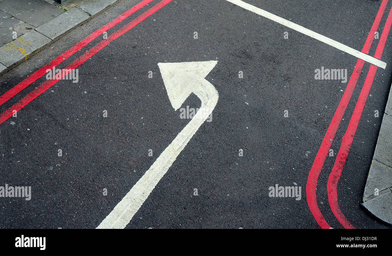 Schalten Sie Pfeil nach links gemalt auf London road Stockfoto