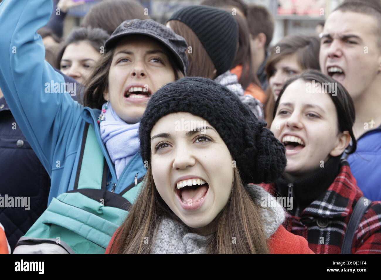 Sofia, Bulgarien; 20. November 2013. Studenten rufen protestieren Parolen während der Anti-Regierungs-Demonstration vor dem Parlament.  (Credit: Johann Brandstatter / Alamy Live News) Stockfoto