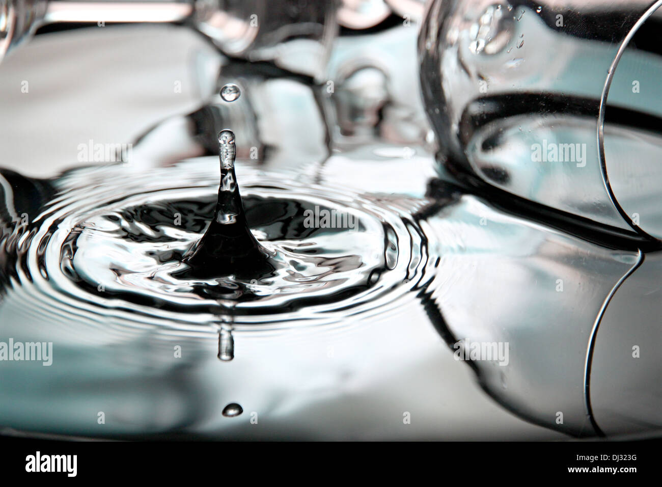 Closeup Wassertropfen Bildern eine schöne Form im Pool. Stockfoto