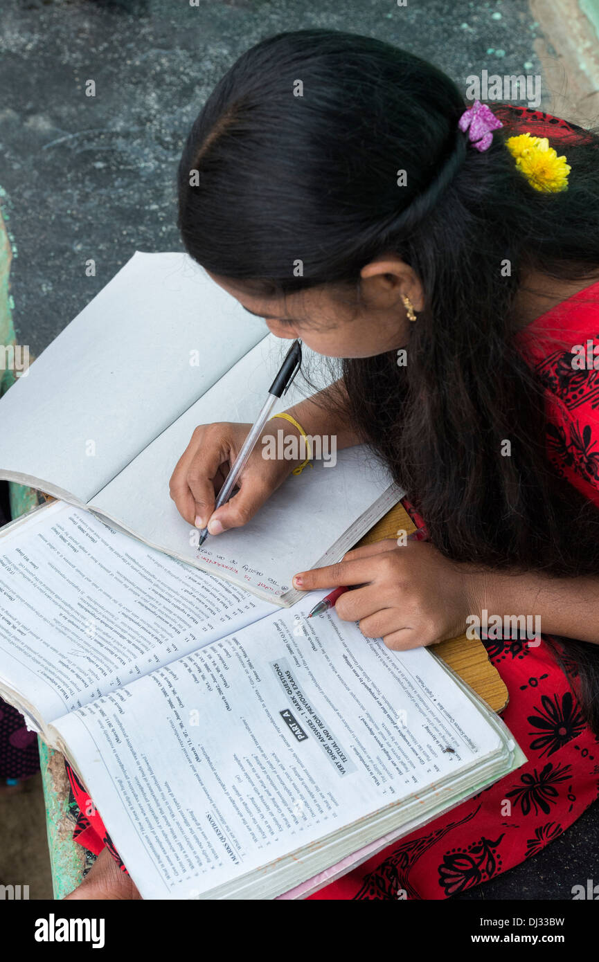 Teenager Indianerdorf Mädchen Schulbuch Englisch schriftlich. Andhra Pradesh, Indien Stockfoto