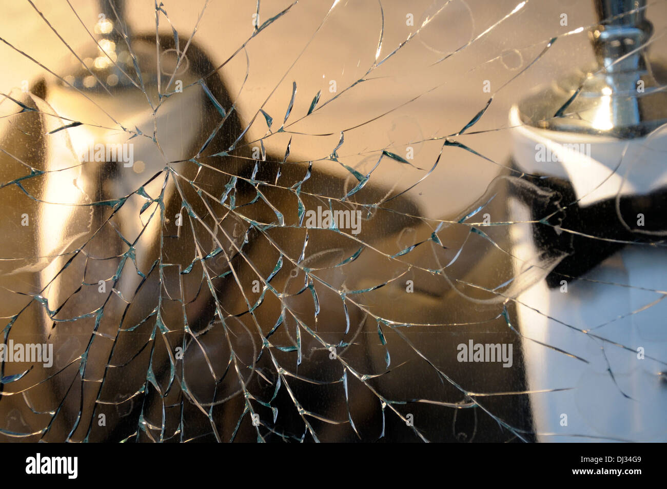 London, England, Vereinigtes Königreich. Zerbrochene Schaufenster - Sicherheitsglas Stockfoto