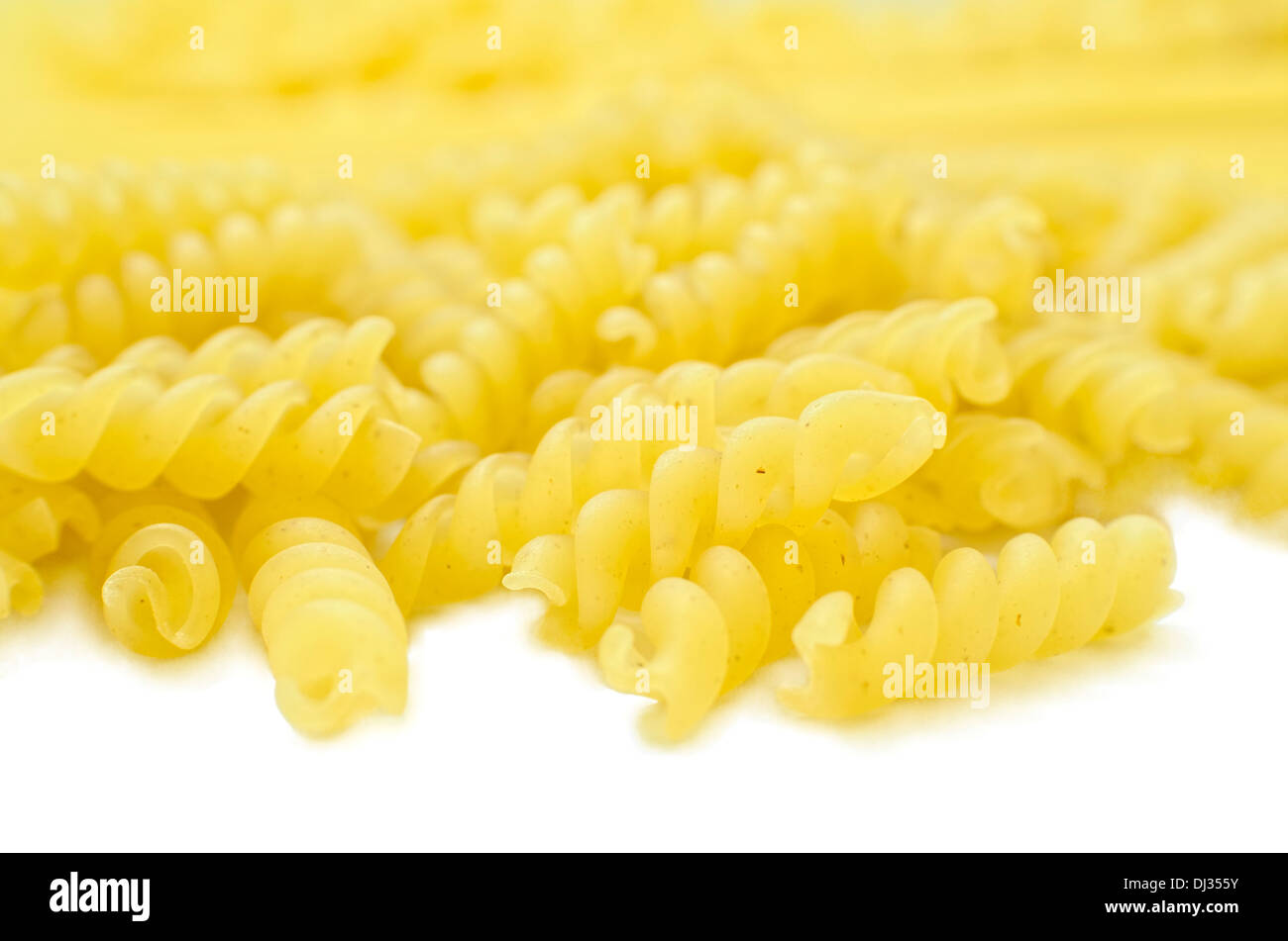 Rohe verdrehten Pasta Makro, Isolated on White Stockfoto