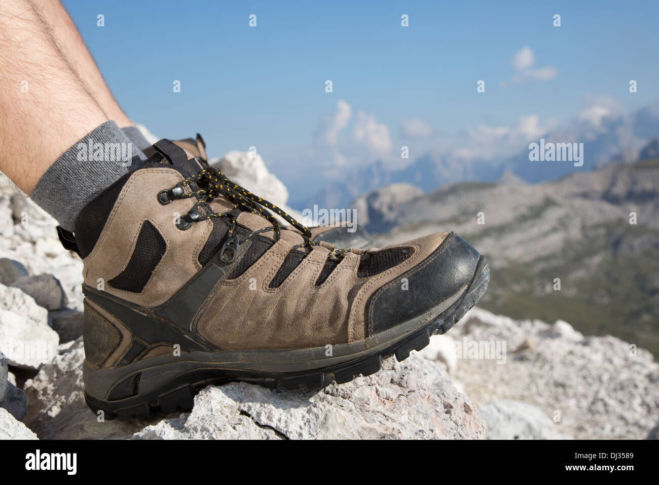 Wanderschuhe von einem Wanderer während der Einnahme einer Pause in den Bergen Stockfoto