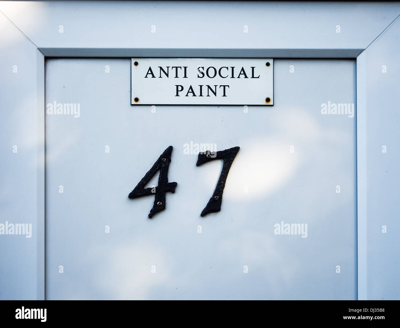 Ein Schild Warnung Anti soziale Farbe Stockfoto