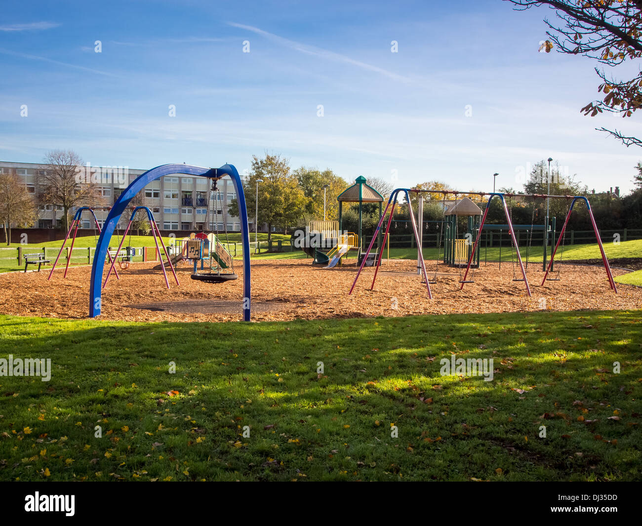 Ein Spielplatz in einem innerstädtischen Park in der Nähe einer Wohnsiedlung Stockfoto