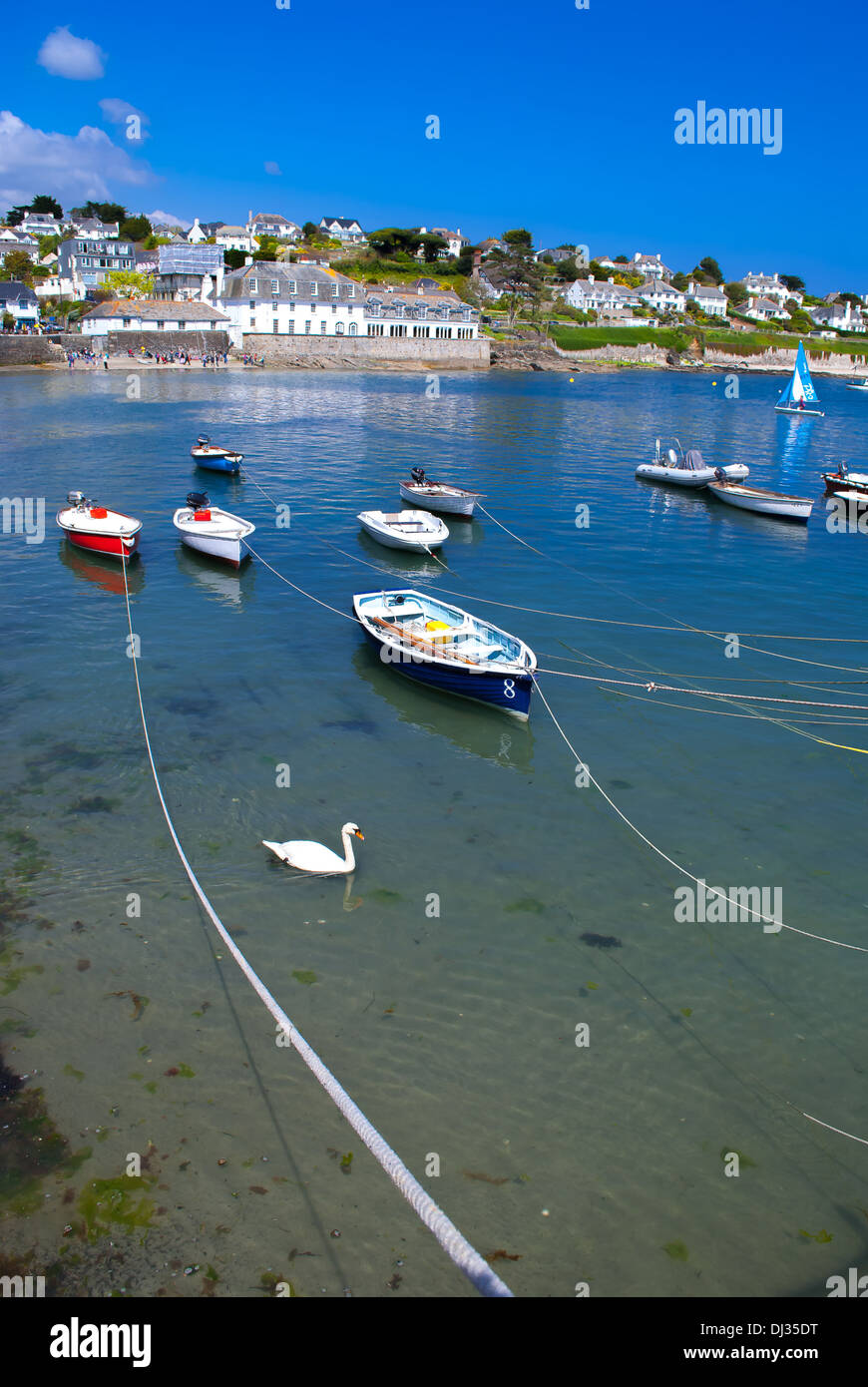 Boote in St. Mawes Harbour in der Nähe von Falmouth angedockt Stockfoto