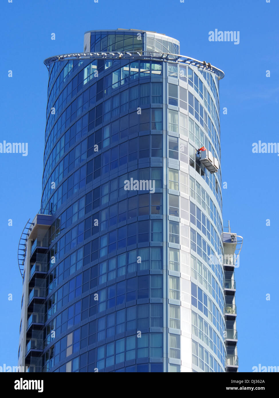 No1 Gunwharf Quays "Der Lippenstift Turm" mit Fensterreiniger nah an das Hochhaus Stockfoto