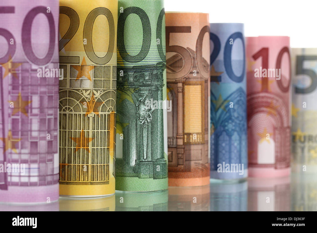 Alle Euro-Banknoten von der EU-Währung in einer Reihe mit Reflexion Stockfoto