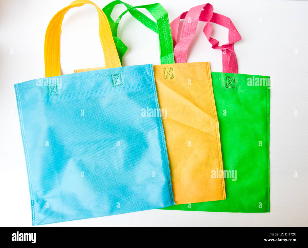 bunte Tasche zum Einkaufen auf weißem Hintergrund Stockfoto