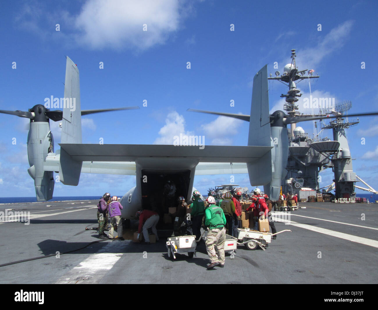 Ein MV-22 Osprey Flugzeug, 3rd Marine Expeditionary Brigade, die Durchführung einer bilateralen Bewertungsteam zugewiesen landet zum refu Stockfoto