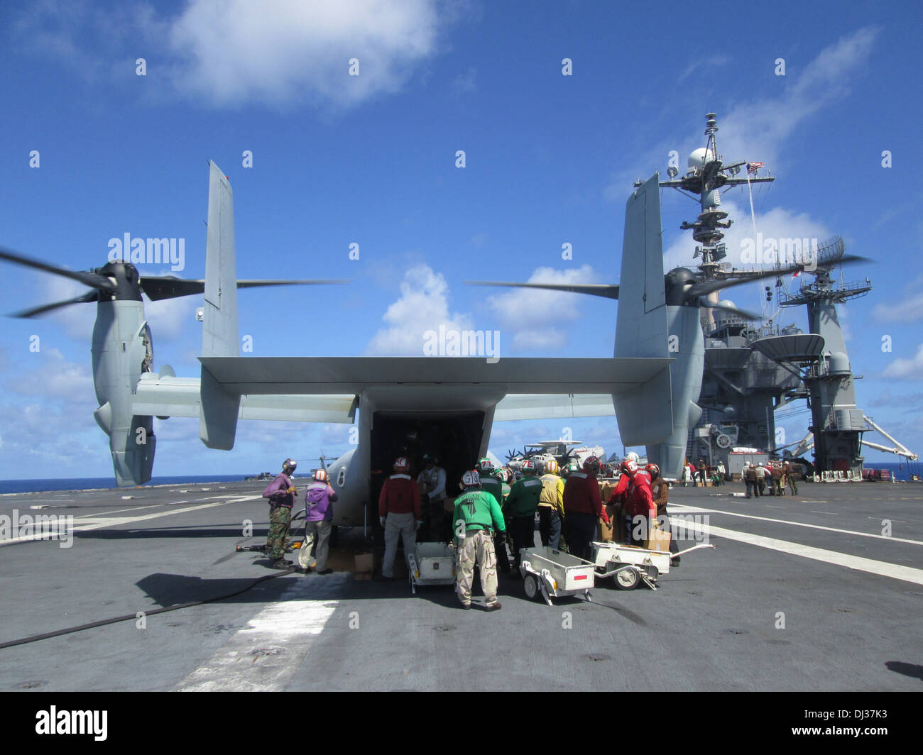 Ein MV-22 Osprey Flugzeug, 3rd Marine Expeditionary Brigade, die Durchführung einer bilateralen Bewertungsteam zugewiesen landet zum refu Stockfoto