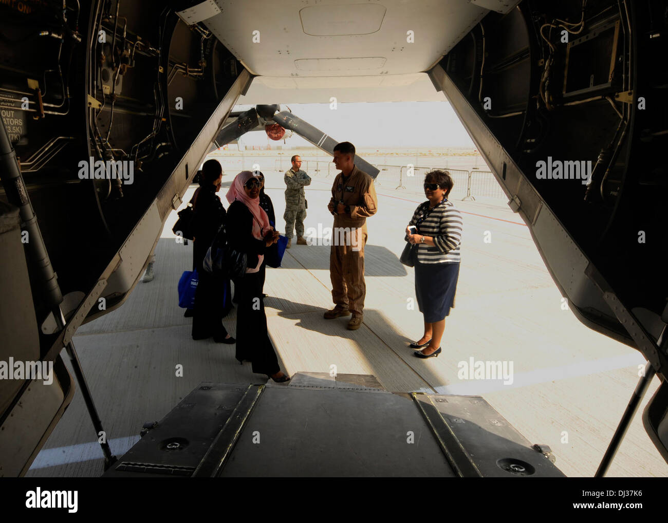 US Marine Corps SGT Mickael Clemann erklärt die Tilt Rotortechnik der MV-22 Osprey Zuschauer während der 2013 Dubai Airshow auf dem Dubai World Central Flughafen in Jebel Ali, 18. November 2013. Clemann ist ein MV-22 Crewchief VMM-166, 1 zugeordnet Stockfoto