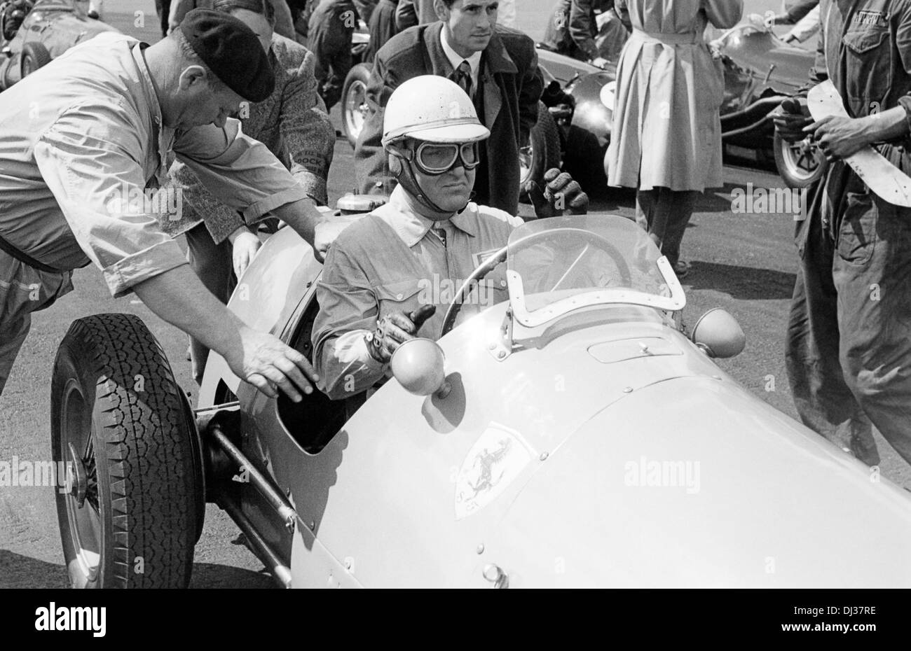 Nino Farina in einer Fabrik Ferrari 500, Mechaniker Luigi Parenti beim britischen Grand Prix meeting, Silverstone England 18. Juli 1953. Stockfoto