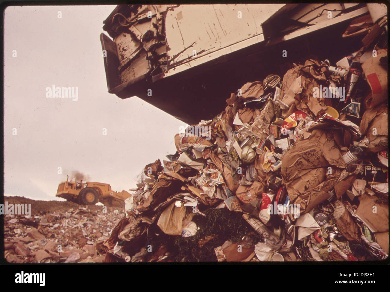 BOULDER COUNTY LANDEN FÜLLUNG DUMP. FESTER ABFÄLLE IST IN GRÄBEN UND FALLEN SOFORT 821 Stockfoto