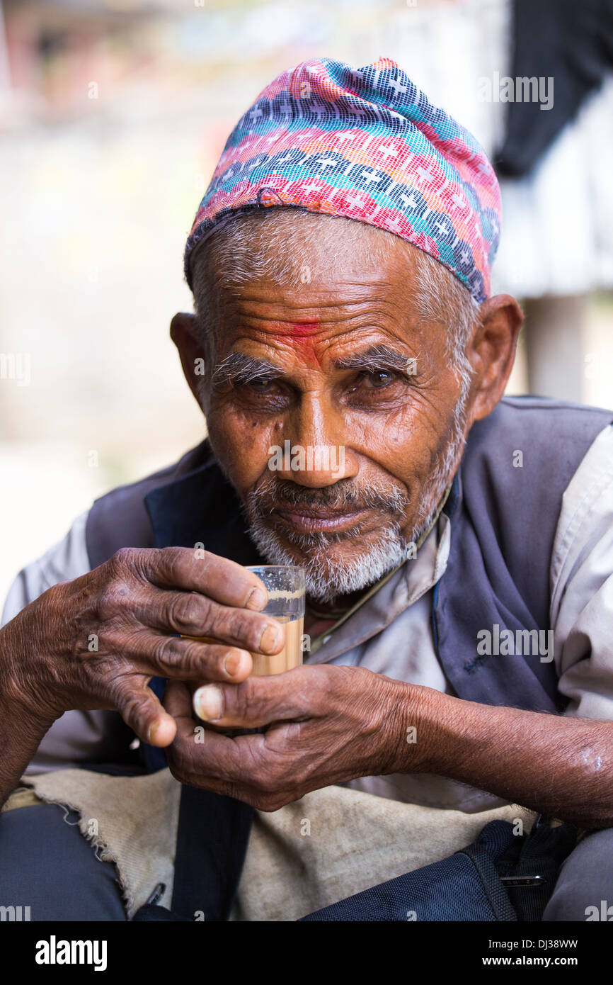 Nepalesische Mann trinken Chai in Kathmandu, Nepal Stockfoto
