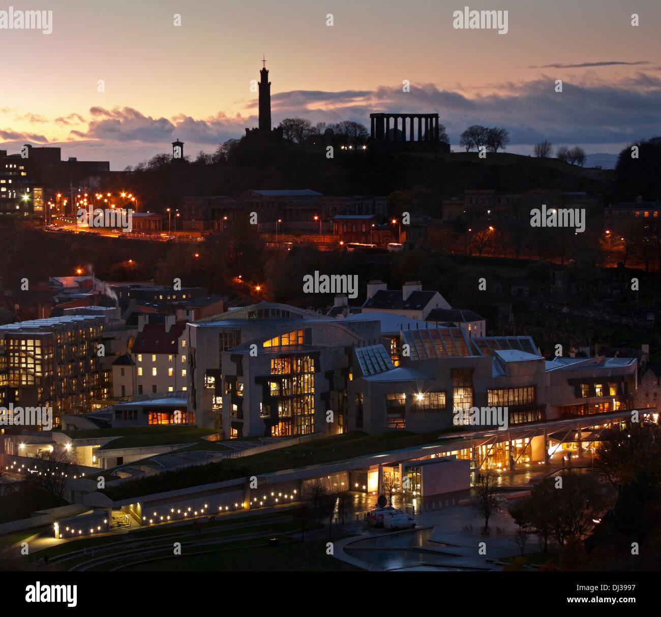 Edinburgh, schottische Parlament Holyrood Scotland UK 20. November 2013 Dämmerung mit Calton Hill im Hintergrund Stockfoto