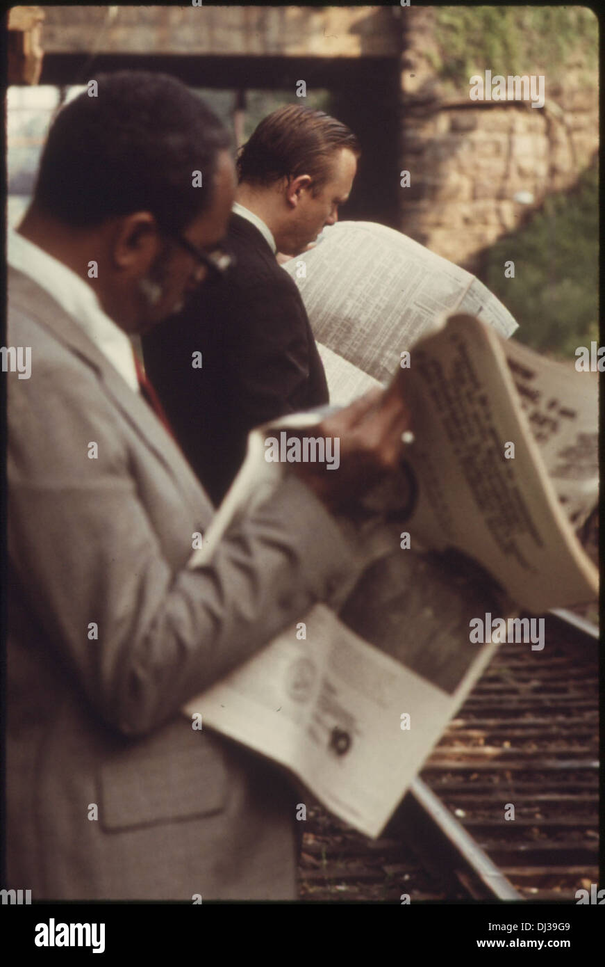 PENDLER WARTET EIN SOUTHEASTERN PENNSYLVANIA TRANSPORTATION AUTHORITY (SEPTA) IN PHILADELPHIA ZU TRAINIEREN. ETWA 30. 775 Stockfoto