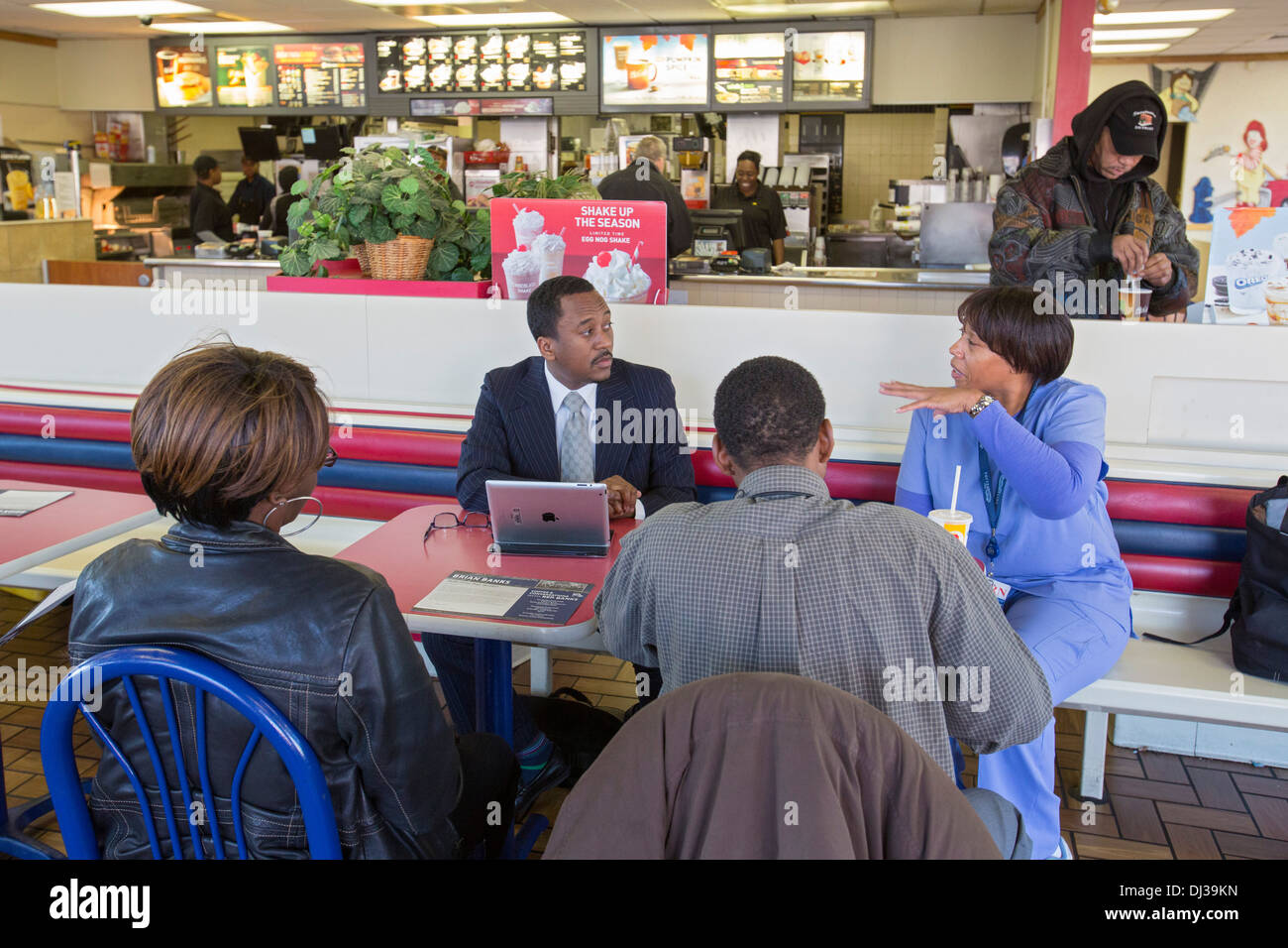 Politiker hält "Kaffeestunde" Anliegen der Wähler diskutieren Stockfoto