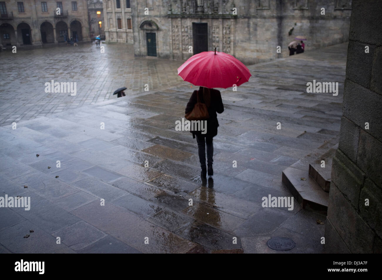 Santiago De Compostela Galicien Spanien Regenschirm Regen Regnet Frau Stockfotografie Alamy