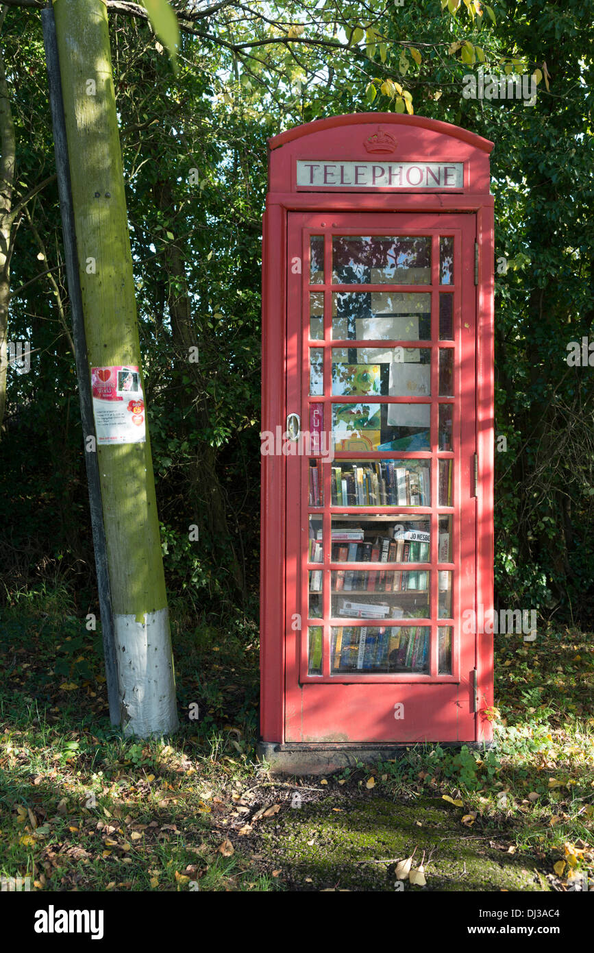 Eine traditionelle Englisch rote Telefonzelle, verwandelt in ein Dorf-Bibliothek zum Speichern von wiederverwendbaren Bücher. Stockfoto