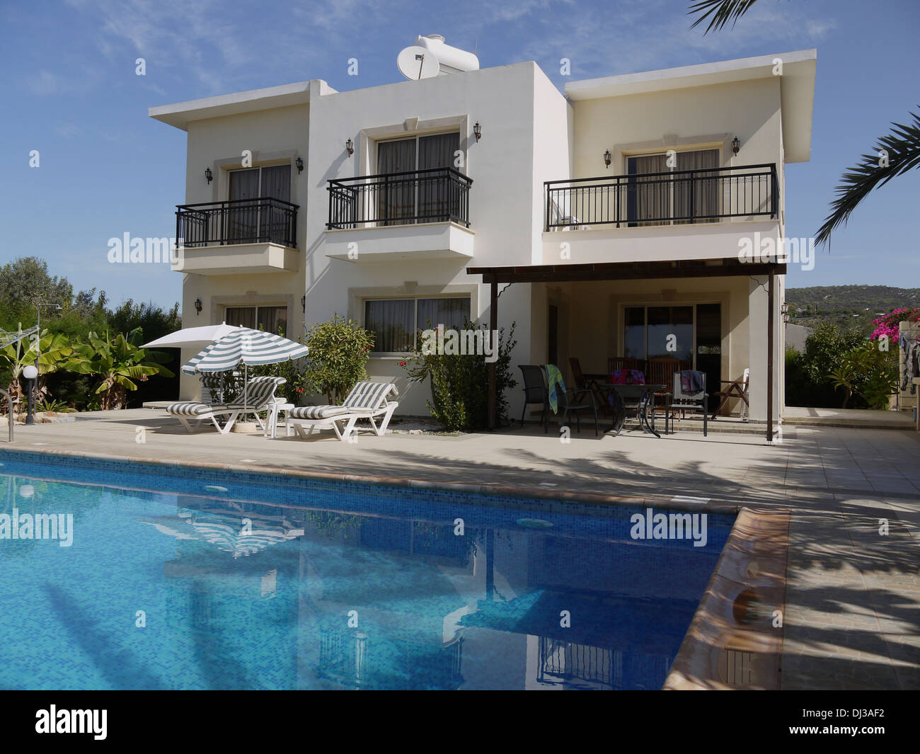 Privater Swimming Pool und Terrassenbereich vor Zypern Villa. Stockfoto