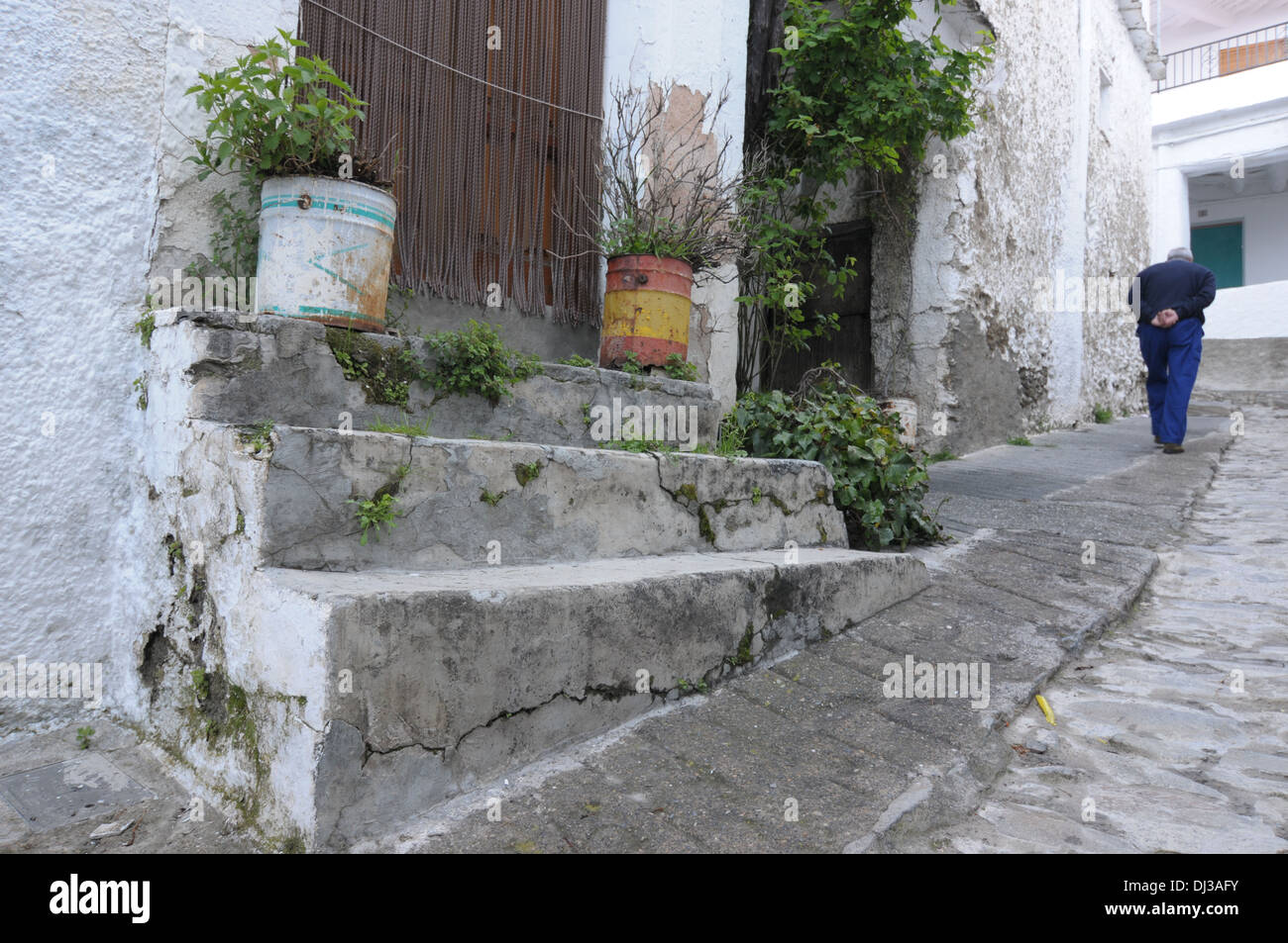 Spanischen Mann zu Fuß eine steile Straße in Capileira, Stockfoto