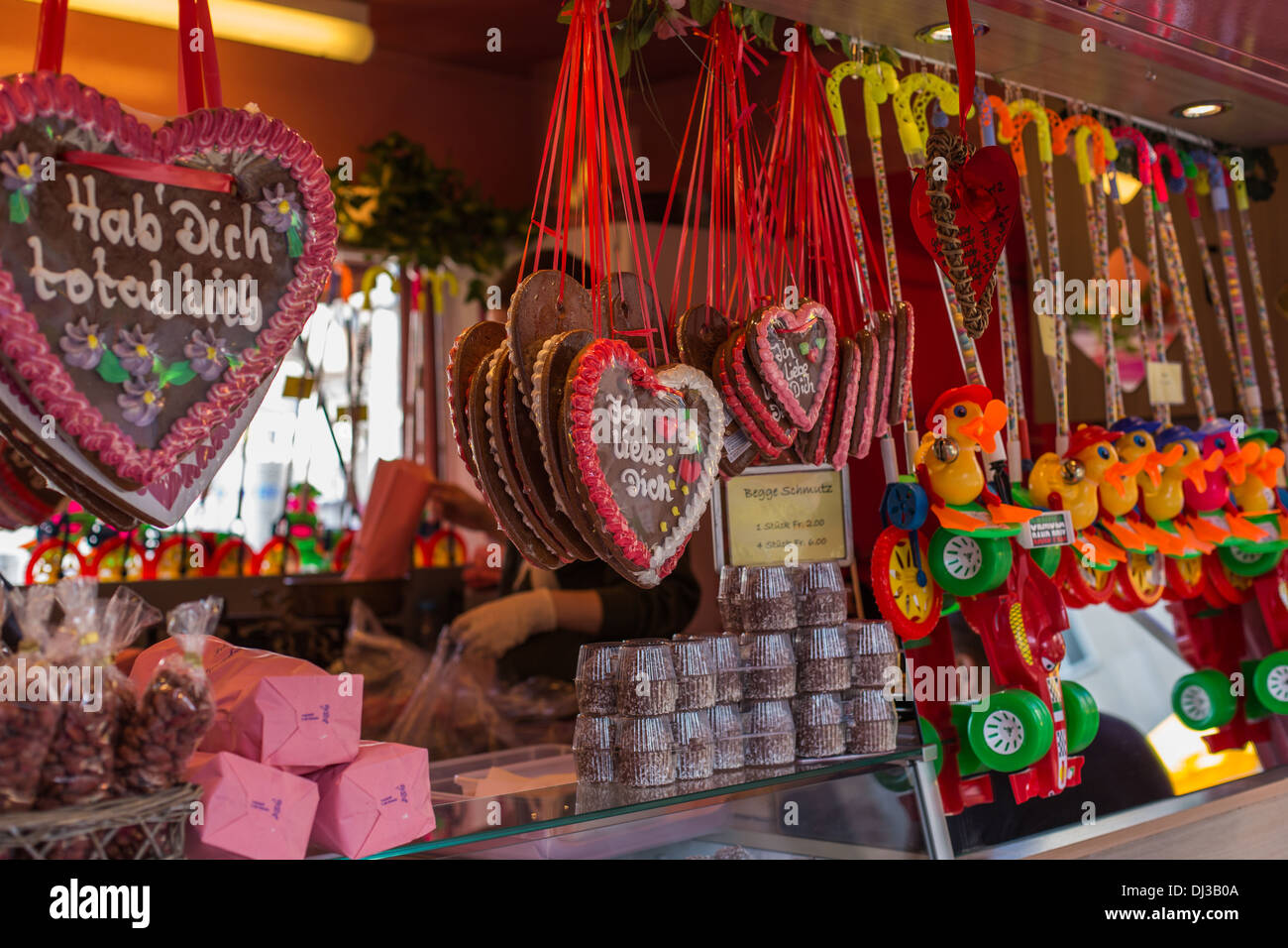 Ein Foto von ein Herz geformt Süßigkeiten an der Herbstmesse (Herbstmesse)  in Basel, Schweiz Stockfotografie - Alamy