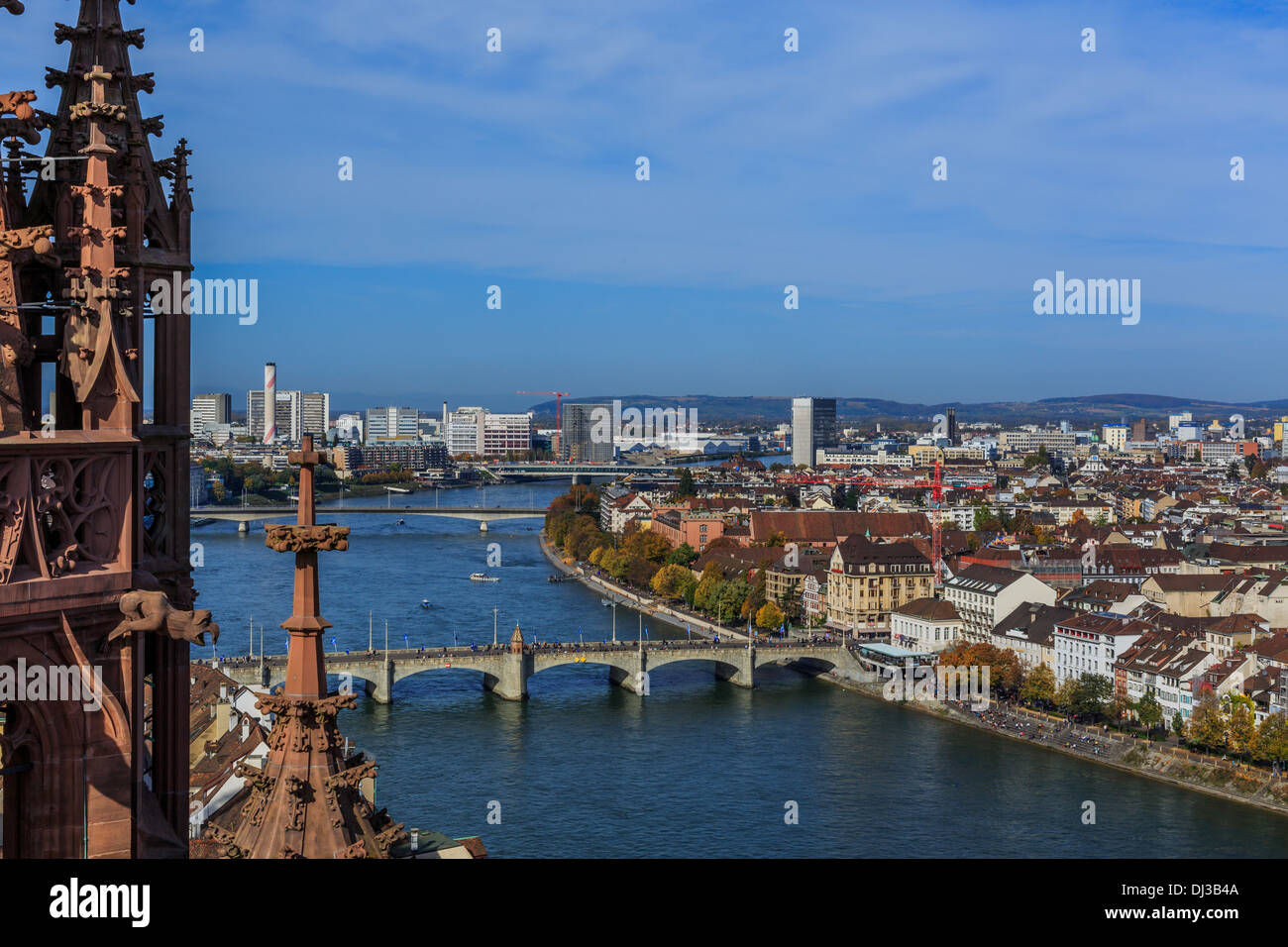 Ein Foto von der Skyline von Basel, Schweiz. Das Basler Münster entnommen an einem sonnigen Tag im Herbst. Stockfoto